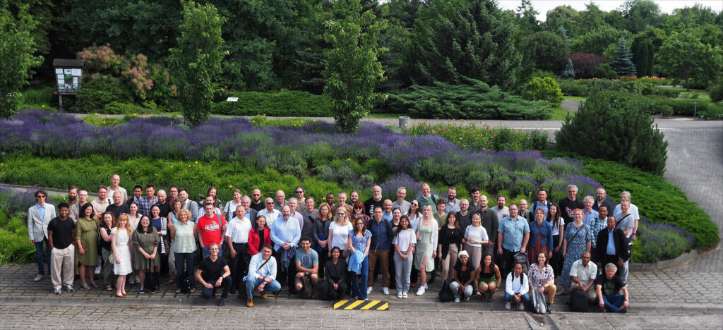 Uczestnicy sesji na zdjęciu grupowym.